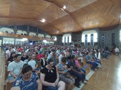 FiÃ©is lotaram o SantuÃ¡rio de Laranjeiras do Sul na abertura das Novenas de Nossa Senhora Aparecida